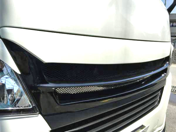 日産NV350キャラバンのフロントグリル